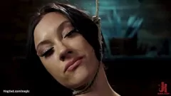 play Esclavo de látigo de bondage: hardcore afeitado coño digitación y jodido de hogtie