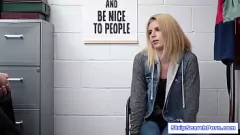 play Niegrzeczna nastoletnia złodziejka zostaje rozebrana i zerżnięta przez dominującego funkcjonariusza w ostrej scenie seksu w biurze