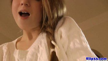 play Ella es una adolescente y le gusta follar y le encantan los chicos limpios