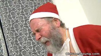 play Der Weihnachtsmann fickt einen erzwungenen Model-Tag auf der Straße