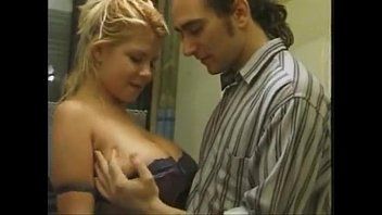 play Sale en pijama y toma a su esposa tetona por la polla