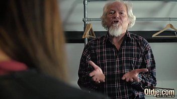 play Morena sexy penetrada por un anciano de 65 años