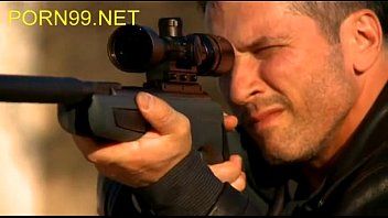 play Él mira a su esposa puta con el rifle de francotirador para ver quién le dispara