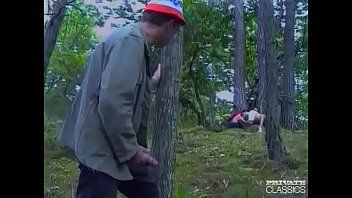 play Puttane amatoriali che vanno a fare una cagna nel bosco per fare sesso