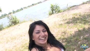 play Roxana a des relations sexuelles hardcore sur l'herbe mouillée comme elles aiment le faire