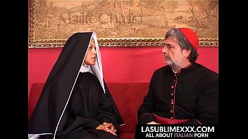 play Un moine va aux cordes et baise une femme noire aux petits seins