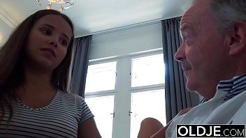 play Mobilne filmy porno z suką, którą dziadek przetrzymuje z nim podczas seksu