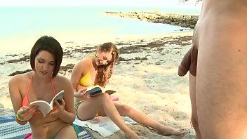 play Tres mujeres chupan pollas y tienen sexo con un turista en la playa