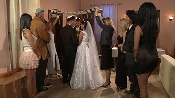 play Xnxx hat eine Hochzeit und dann fickt der Liebhaber sie in den Nacken