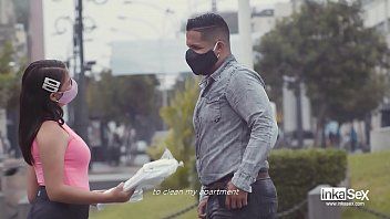 play Sie hat Sex mit einer sexy Nanny, die Hausarbeit in ihrer Unterwäsche macht