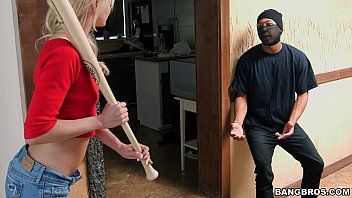 play Hot da buzna peste ea in casa si ea il roaga sa faca sex cu ea 