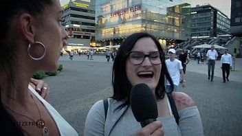 play Vrouwen in blote kutjes Tv-presentator geneukt op de stoel