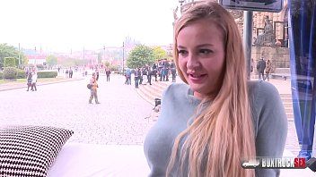 play Candy Alexa een blondine met grote tieten gepenetreerd door een oude man