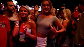 play Feestje met studenten die pik zuigen en groepsseks hebben