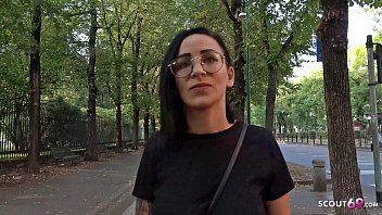 play Morena tatuada en las tetas y el culo pagado por xxx