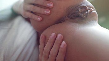 play Woman with big and delicious pussy lips
