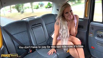 play Bianca mit nackten Titten hat Sex im Taxi und schluckt frei