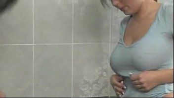 play Penetrada en el baño de un hotel por dos tipos que le pagaron bien