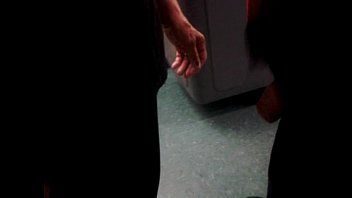 play Een milf verleidt een werkster die bij haar thuis werkt