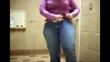 play dfix bailarina en el culo tiene sexo en el baño y tiene un orgasmo