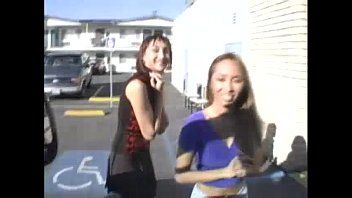 play Xxx dos policías de grandes tetas practicando sexo oral a un preso francés