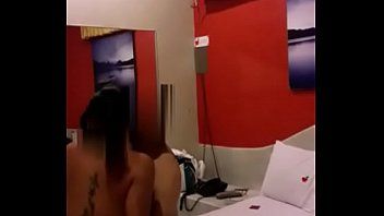 play Dwóch policjantów znęca się nad nastolatką w porno hotelu