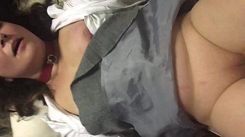 play Ela penetra um vibrador grosso sentada no chão muito hardcore porque adora se expor