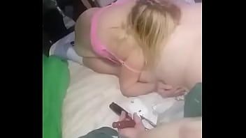 play Él le mete el pene en la garganta y ella acepta.