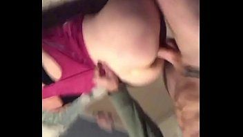 play Une blonde au gros cul pénètre
