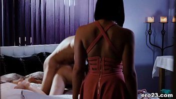 play Un homme noir épouse le cou d'une fille russe du village d'Amérique