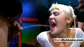 play Tanara asiatica care are mult par la pizdulice si adora sa fie fututa de un mascul dotat