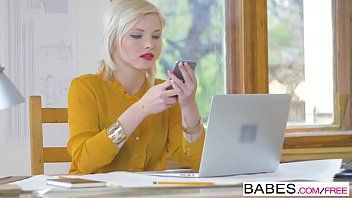 play سكرتيرة تمارس الجنس مع حبلها في العمل