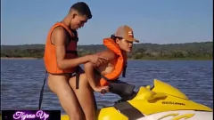 play L'amatrice Ester se déchaîne sur un jet ski avec une aventure de sexe anal