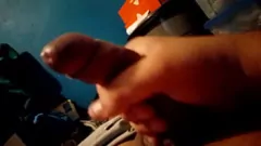 play Nieobcięty amator głaszcze kutasa podczas długiej sesji masturbacji