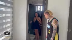 play Spionând dușul aburat al vecinei mele latine, o trag mai tare decât soțul ei. Anal Amator Real!