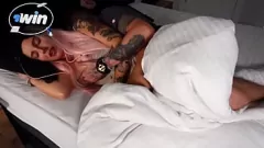 play Nena tatuada se pone áspera y cremosa con la gran polla del marido