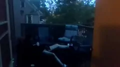 play Orgasme à l'extérieur: le vibrateur de balcon jouent à un point culminant explosif