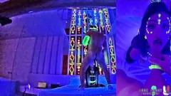 Neon Lit Teen Babe Anne Bonny zostaje dziki w Blacklight