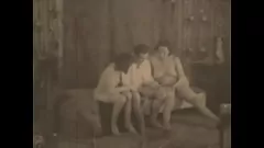 play Haarige Milf -Oma im Retro -Dreier, mein geheimes Leben